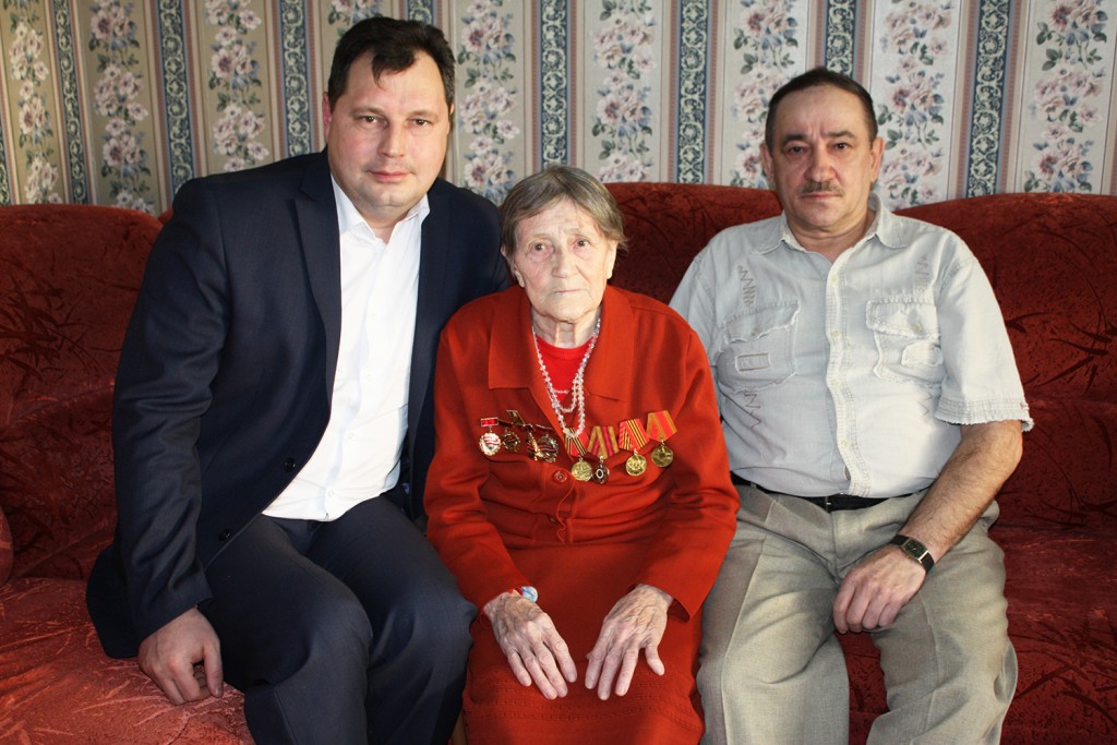 Слева направо: А. Лазарев, М. Бакирова и её сын.